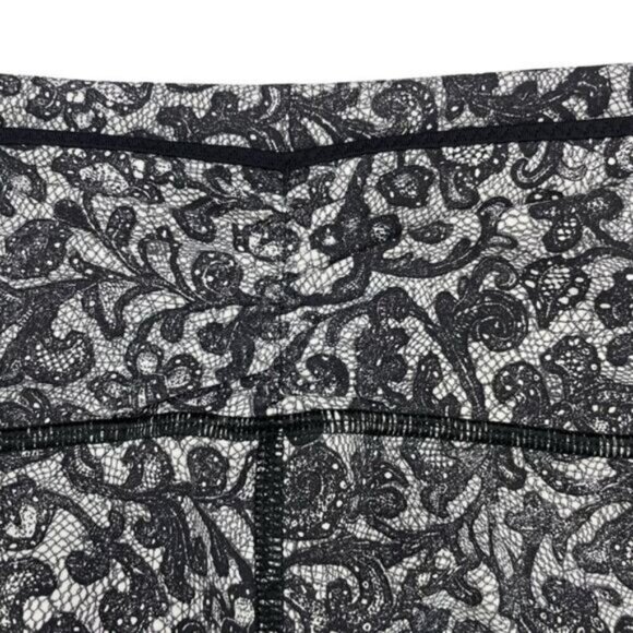 Lululemon Outrun 17" Crop Womens Size 4 Activewear Mini Cinder Lace White Black - Picture 10 of 13